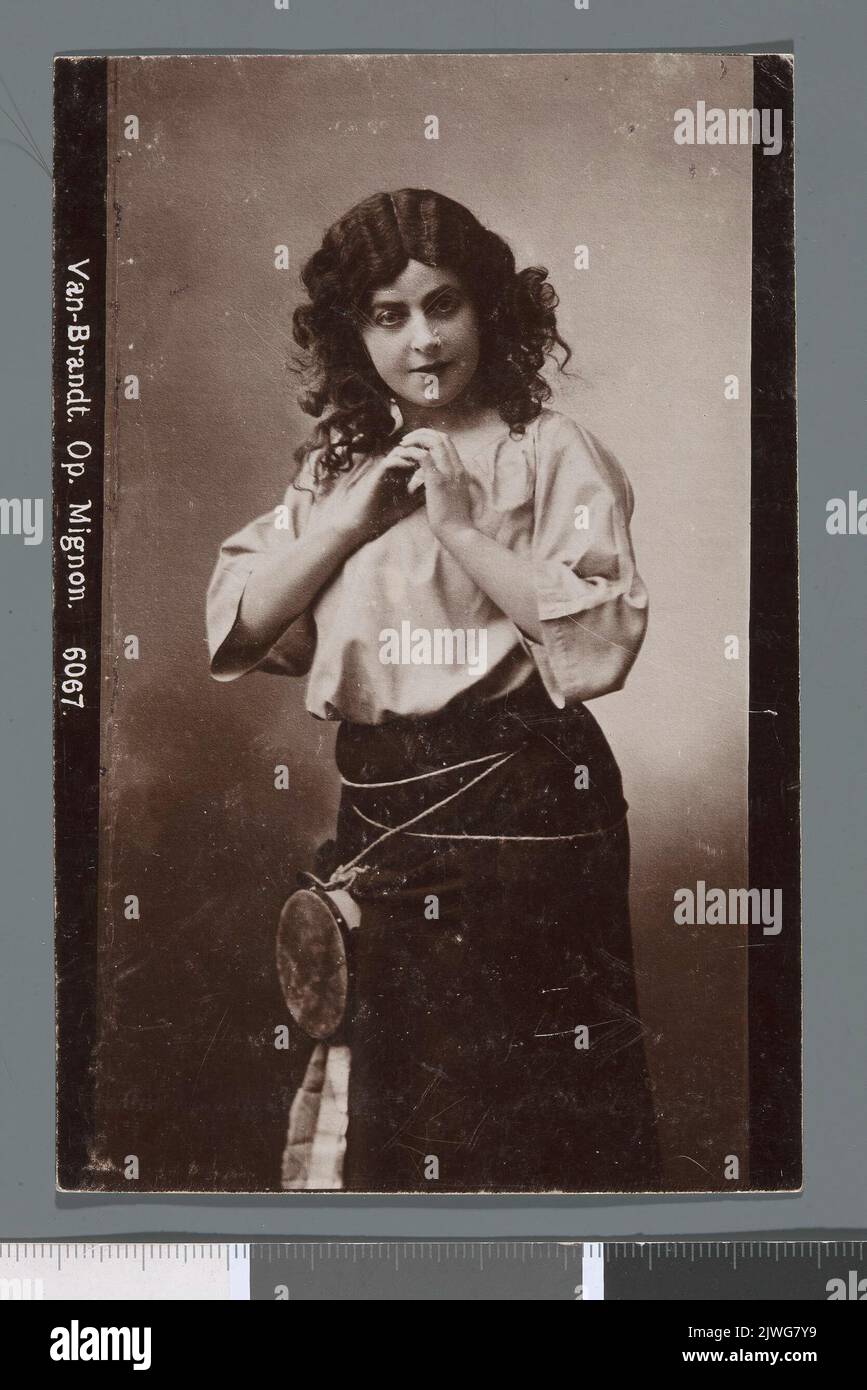 Portrait of Nadezhda (Nadina) Timofeyevna Van-Brandt (1882-1925 or 1948), singer, in costume from the staging of the opera `Mignon` by Ambroise Thomas (view from the knees upwards). unknown, photographer, Neronov, V. (Sankt Petersburg ; wydawnictwo ; fl. ca 1910), publishing house Stock Photo